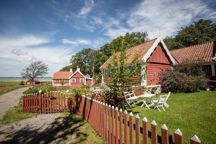 Kulturhistoriskt boende i Allmogebyn (Stuga uthyres i Tjolöholm